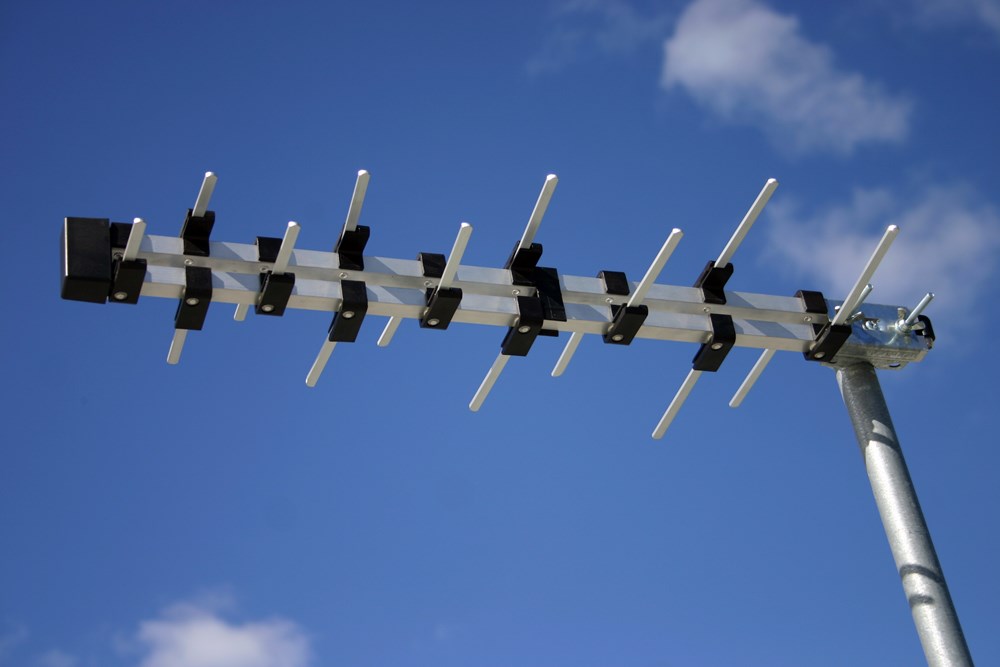 Log Periodic UHF Antenna (Channel 28-52) – high-gain directional antenna for 520-700 MHz UHF reception, ideal for outdoor installations.