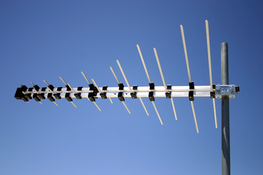 Log Periodic UHF/VHF Antenna (Channel 6-52) – high-gain, wideband antenna for 174-700 MHz TV reception, built for outdoor durability.