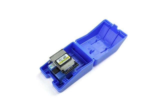 Grove FC-6S Fibre Cleaver for precise singlemode and multimode fibre cutting up to 250 µm, ideal for splicing.